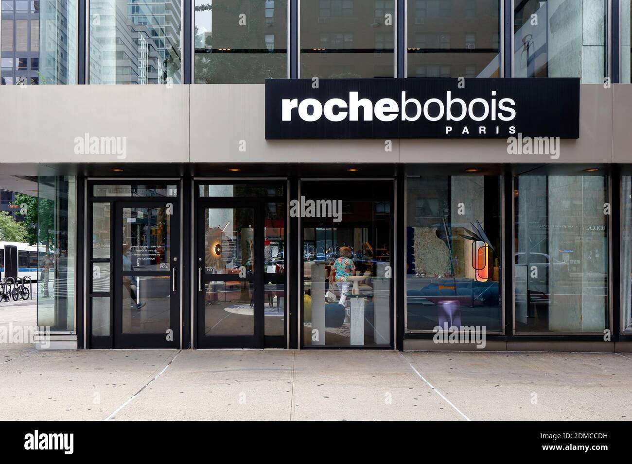 Roche Bobois, 207 East 57. St, New York, NYC Schaufensterfoto eines Designermöbelladens in Midtown Manhattan. Stockfoto