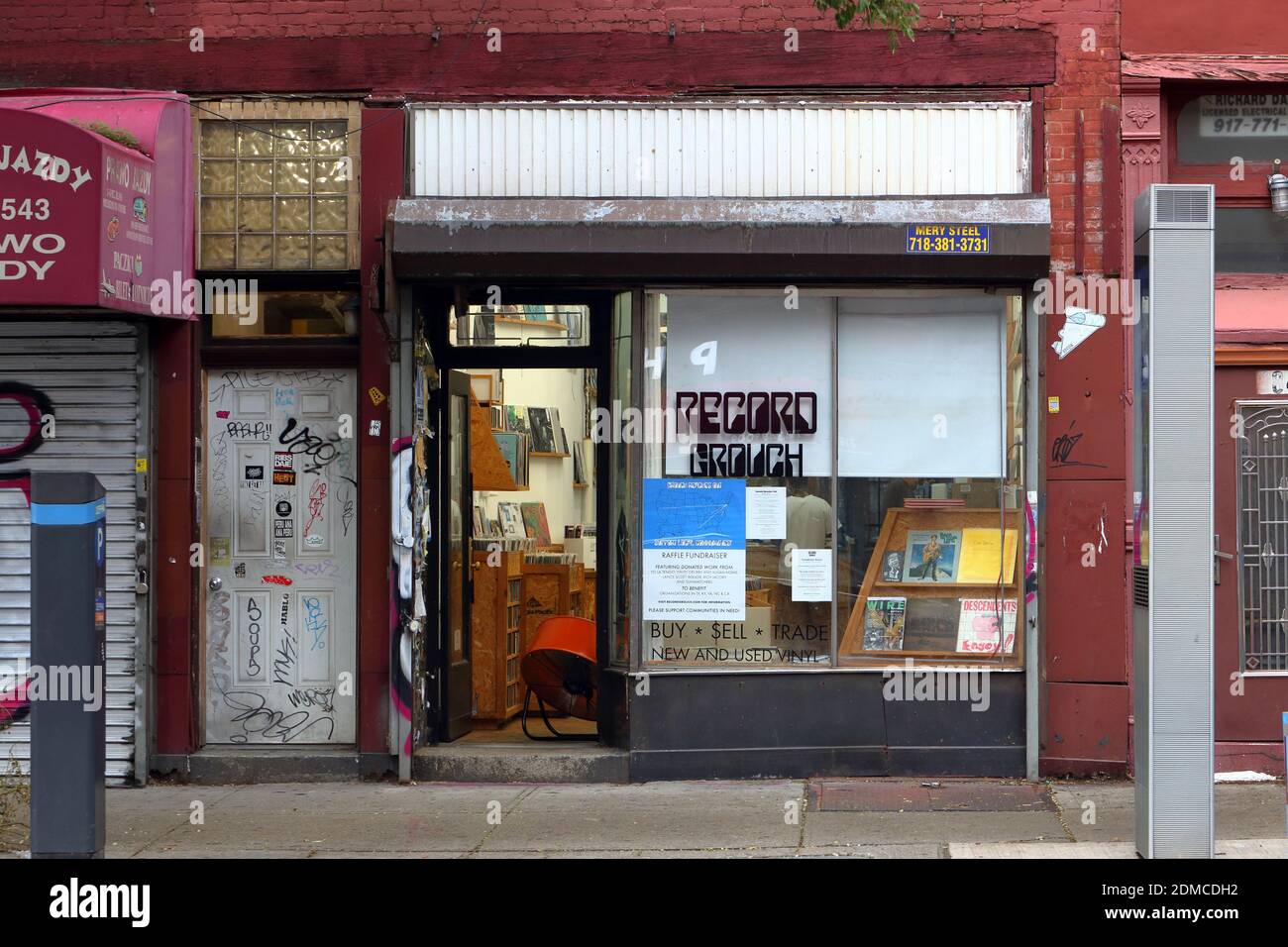 Record Grouch, 986 Manhattan Ave, Brooklyn, New York. NYC-Schaufensterfoto eines gebrauchten Plattenladens im Stadtteil Greenpoint. Stockfoto