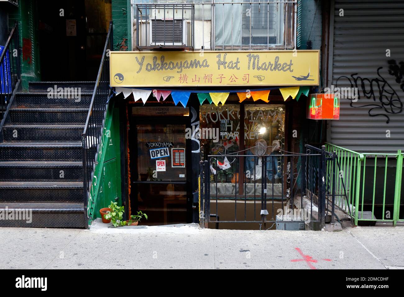 Yokkoyama hat Market, 116 Eldridge Street, New York, NY. Außenfassade eines Designer-Hutladens in der Lower East Side von Manhattan. Stockfoto