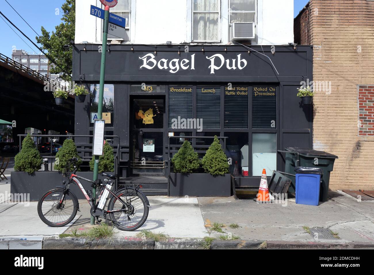 Bagel Pub, 313 36. St, Brooklyn, New York. NYC-Schaufensterfoto eines Bagel-Shop-Franchise im Sunset Park-Viertel. Stockfoto