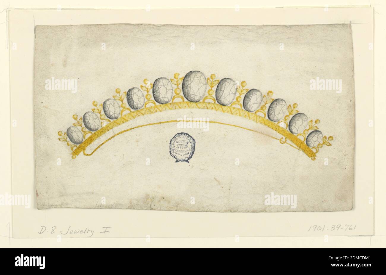 Design für Coronet, Stift und Tinte, Pinsel und Aquarell auf Papier, breite Kurve mit Krepprand, in der ovale Diamanten sich mit einem Blütenstiel abwechseln, der auf einer umgekehrten Halbmonde steht., Italien, 1800–1825, Schmuck, Zeichnung Stockfoto Design für Coronet, Stift und Tinte, Pinsel und Aquarell auf Papier, breite Kurve mit Krepprand, in der ovale Diamanten sich mit einem Blütenstiel abwechseln, der auf einer umgekehrten Halbmonde steht., Italien, 1800–1825, Schmuck, Zeichnung Stockfoto
