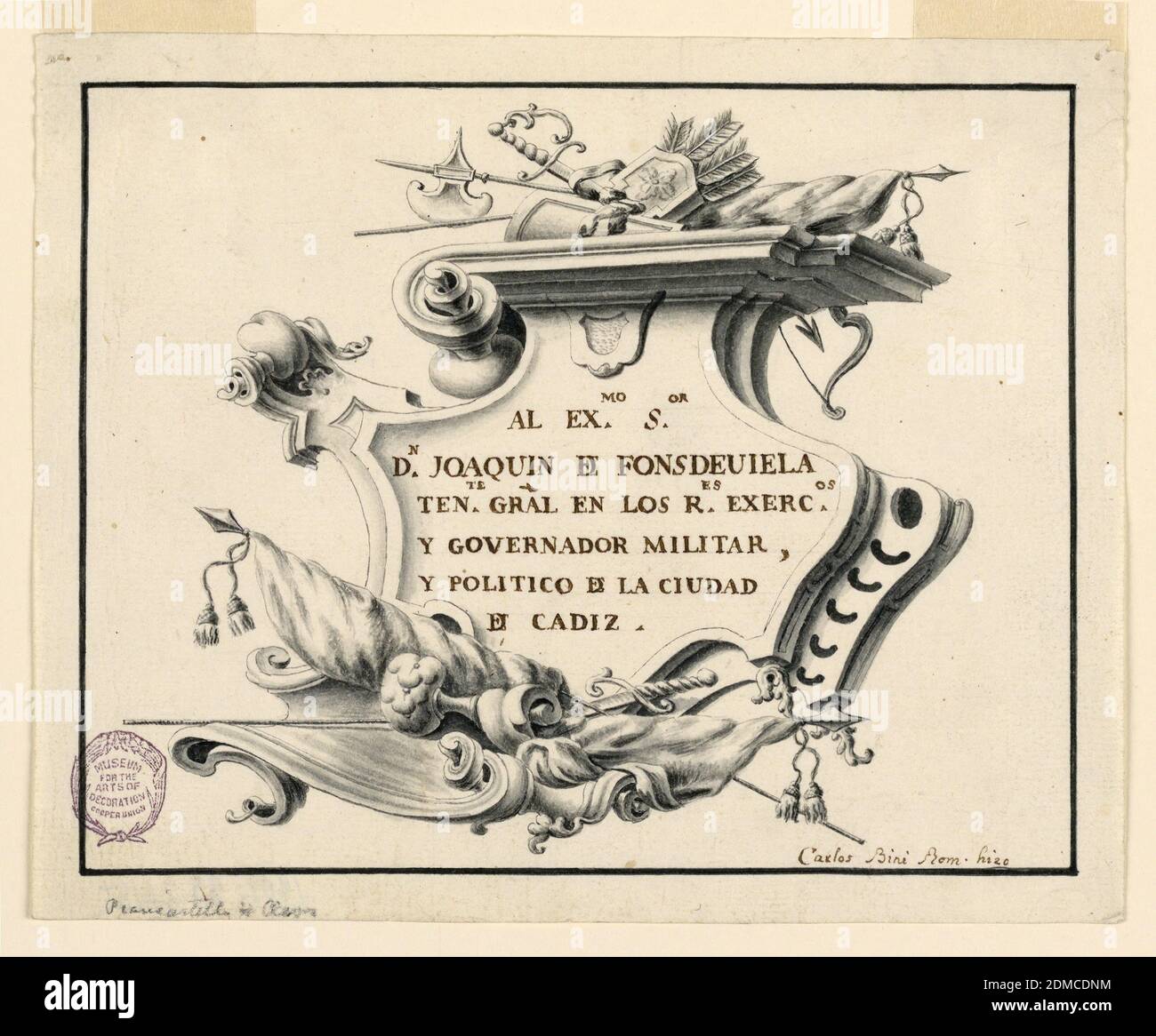 Ein Escutcheon, mit einer Widmung, Carlos Bini, Stift und Tinte, Pinsel und Lack und graues Aquarell, schwarze Kreide auf Papier., EINE Steintafel ist vor einer anderen, mit Stuckformen an den Kanten. Oben ist eine gerade Entablatur, mit Stuckrollen links. Darüber liegt eine Trophäe von Waffen, andere liegen auf den unteren Rollen. GESCHRIEBEN AUF TABLETTE: 'AL EXMO SOR/ DN JOAQUIN DE FONSEUIELA/ TENTE GRAL EN LOS RES EXERCOS/ GOVERNADOR MILITAR/ Y POLITICO DE LA CUIDAD/ DE CADIZ.', SPANIEN, 1750–75, ZEICHNUNG Stockfoto