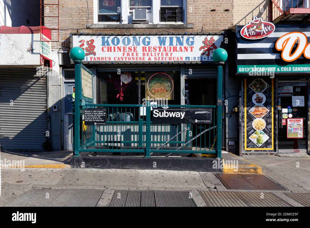 Koong Wing, 6011 4. Ave, Brooklyn, New York. NYC-Schaufensterfoto eines chinesisch-kantonesischen Restaurants zum Mitnehmen im Sunset Park-Viertel. Stockfoto
