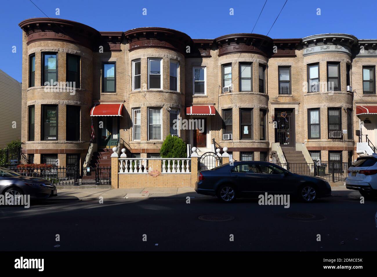 Einfache runde Reihenhäuser im Sunset Park Viertel von Brooklyn, New York, NY. Stockfoto
