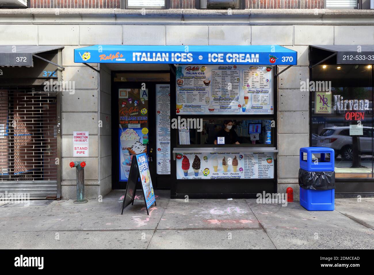 Ralph’s berühmtes italienisches ICES, 370 2. Ave, New York, NYC Schaufensterfoto einer Eisdiele im Gramercy-Viertel von Manhattan. Stockfoto