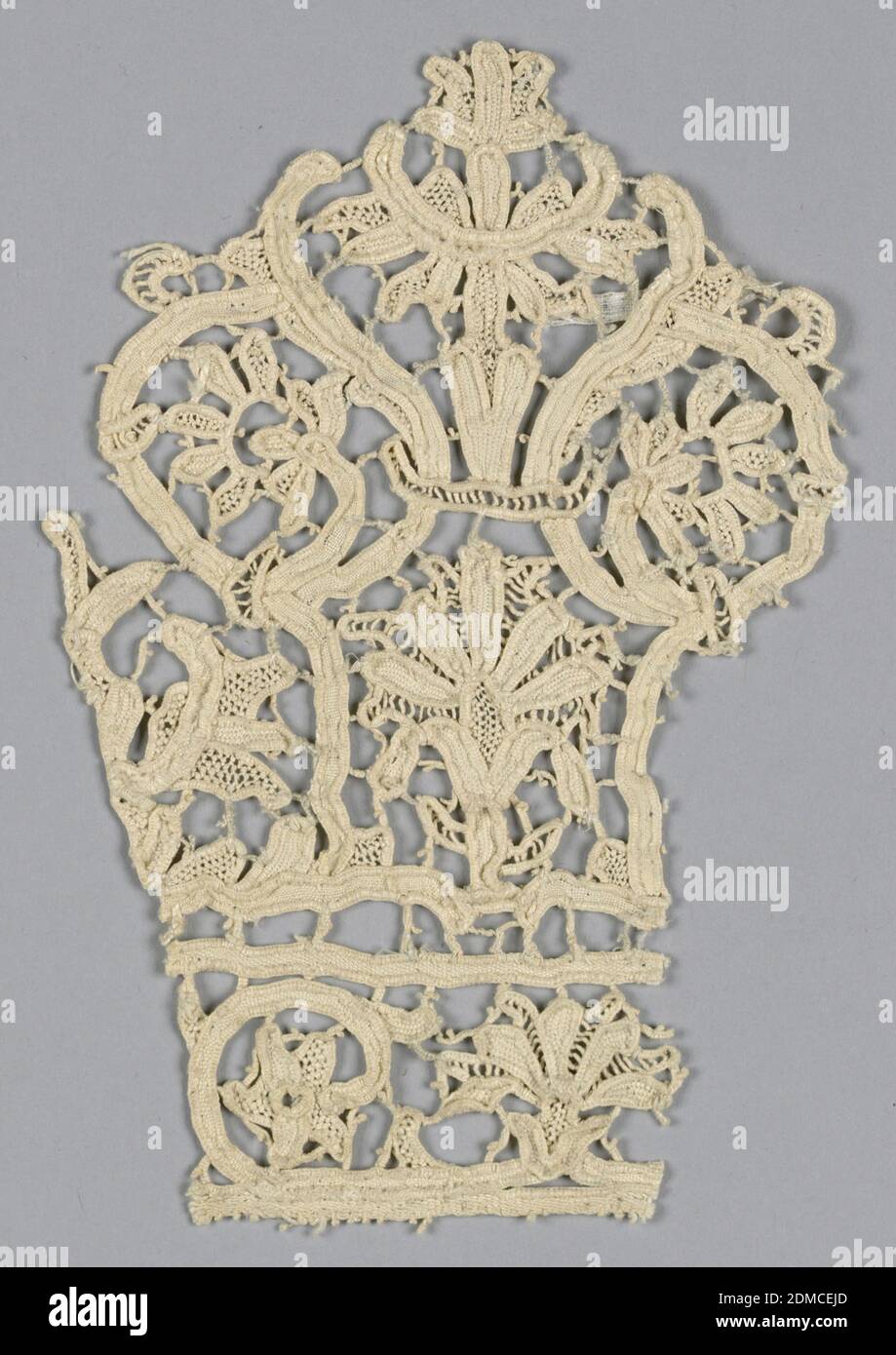 Fragment, Medium: Leinen Technik: Spitze von vorgefertigten Band mit Nadelarbeit Füllungen, Spulen-Band, Knopflochierung entlang Kanten, Formen Konturen für scrollende symmetrische florale Design. Details gefüllt mit Nadelstichen und Verbindungsgestickten. Manchmal auch als Mezzo punto., Italien, Ende des 17. Jahrhunderts, Spitze, Fragment Stockfoto