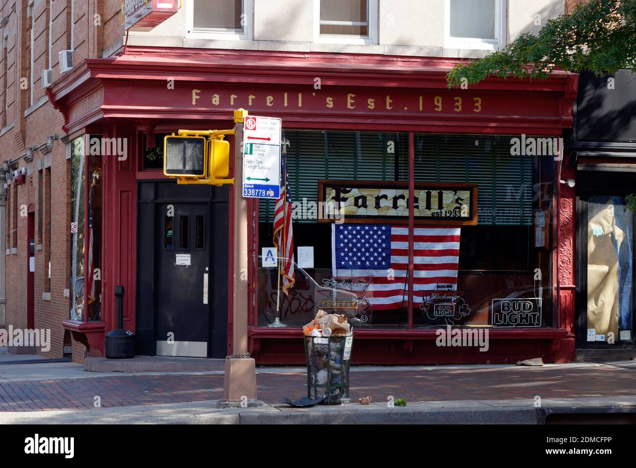 Farrell's Bar & Grill, 215 Prospect Park West, Brooklyn, NY. Außenfassade einer Bar im Viertel Windsor Terrace. Stockfoto