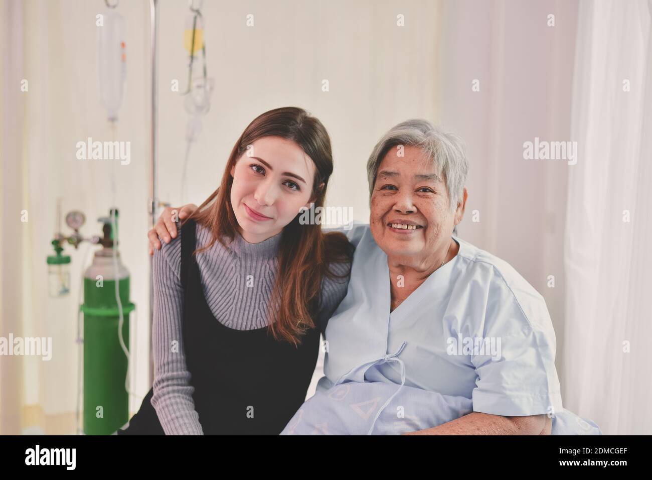 Patientenkonzept. Oma ist im Krankenhaus. Warten auf jemanden zu