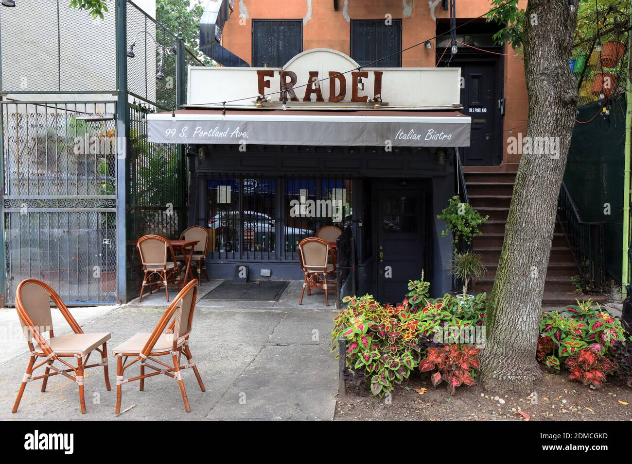 Fradei Bistro, 99 S Portland Ave, Brooklyn, NY. Außenfassade eines italienischen Restaurants im Viertel Fort Greene. Stockfoto
