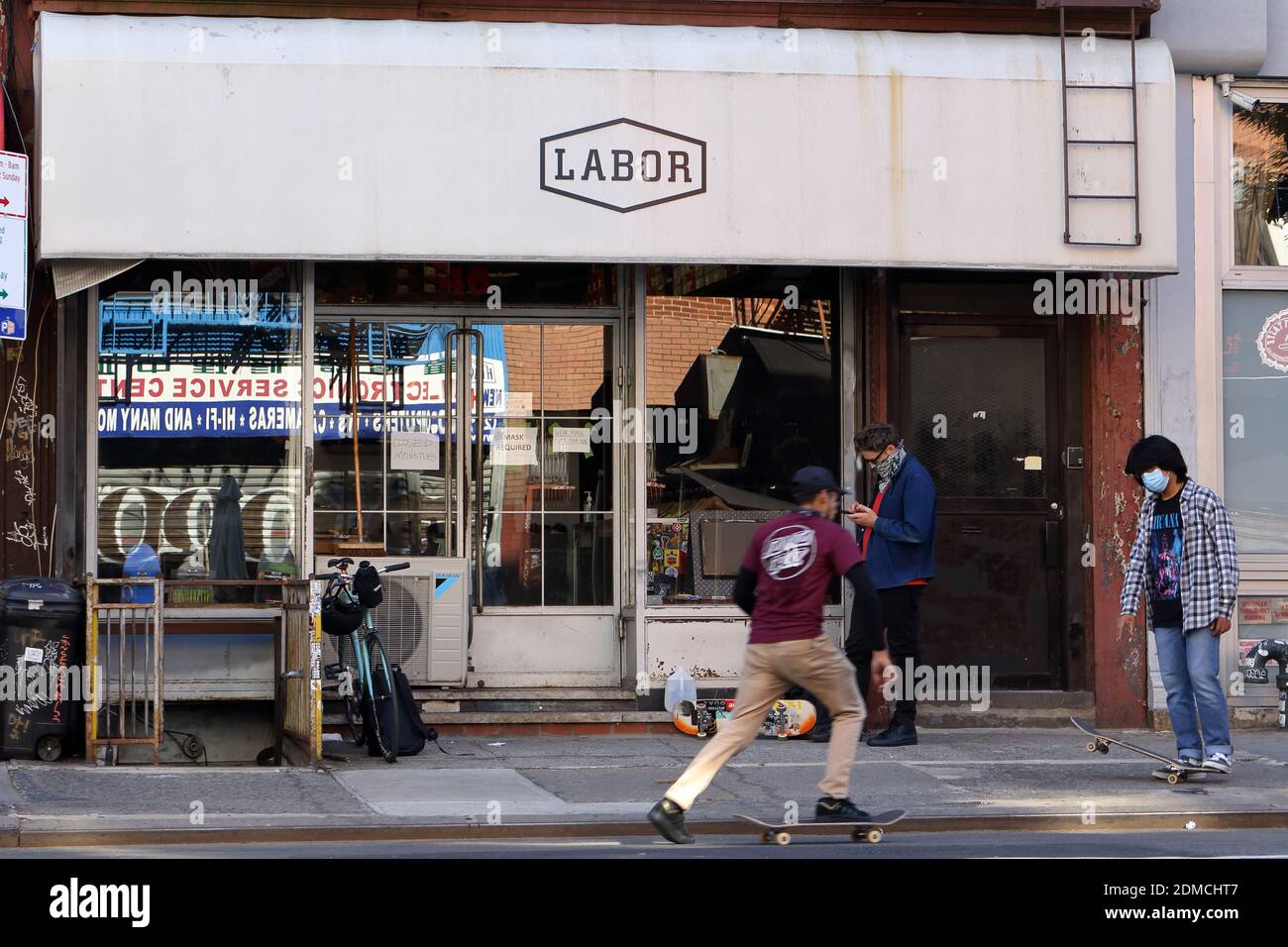 Labor Skateboard Shop, 46 Canal St, New York, NY. Außenfassade eines Skateboard Shops im Lower East Side Viertel von Manhattan. Stockfoto