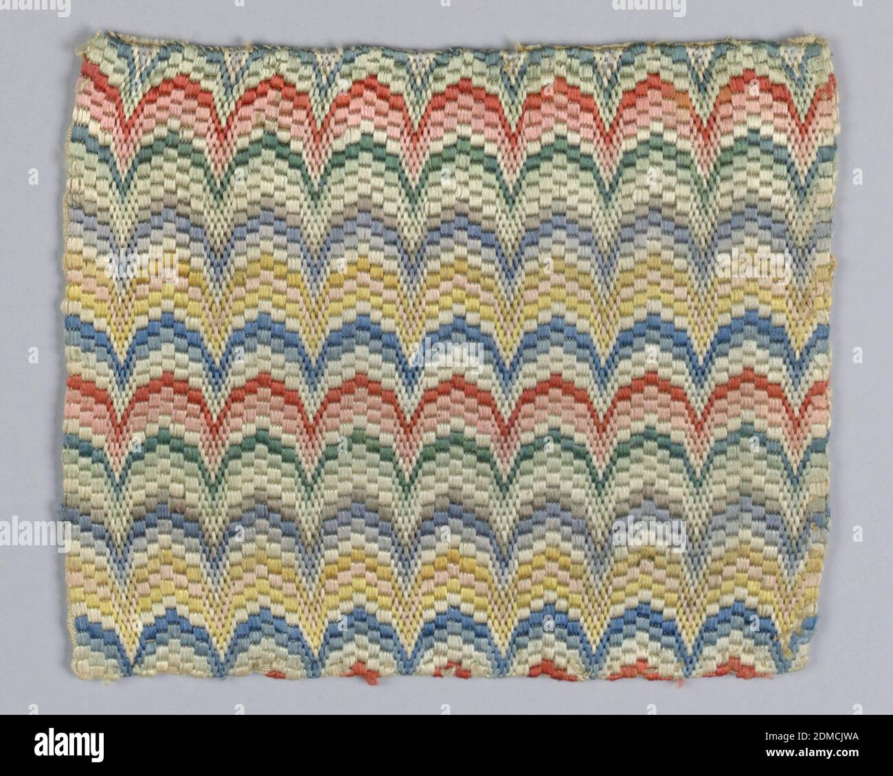 Textil, Medium: Baumwolle, Seide Technik: Gezählte Stickereien, Baumwollgewebe solide in mehrfarbiger Seide bestickt. Jakobsmuschel-Design in Flammenstichen., Europa, Anfang des 19. Jahrhunderts, Stickerei & Stitching, Textil Stockfoto