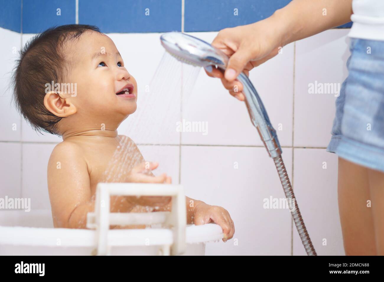 Ein Jahr und 3 Monate alt asiatische Baby nehmen ein Dusche von seiner  Mutter Stockfotografie - Alamy