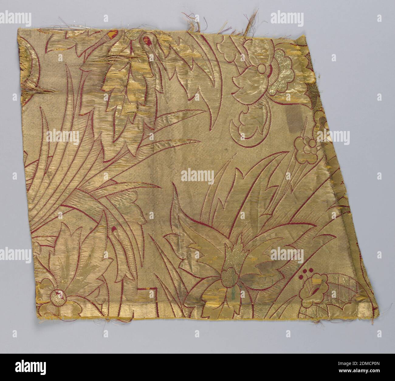 Fragmente, Medium: Seide, Metallic Fadentechnik: 8-Harness Satin Gemustert durch eine 3/1-twill-Stoffergänzung und brokatierte Ergänzungsfäden mit der Stoffergänzung gebunden, wird einer der Schussfäden des Ergänzungsgewebes durch die Kettfäden des Fundamentgewebes zur Veränderung der Oberflächenwirkung gebunden, Der Grundstoff ist vollständig von den Schussstoffen des Ergänzungsstoffes bedeckt – er dient als Stütze für das Gold, Fragment eines formalen, symmetrischen Musters aus langen spitzen Blättern, die einen Stamm mit drei kugelartigen Blüten umrahmen. Das Muster ist in Goldtönen umrandet Stockfoto