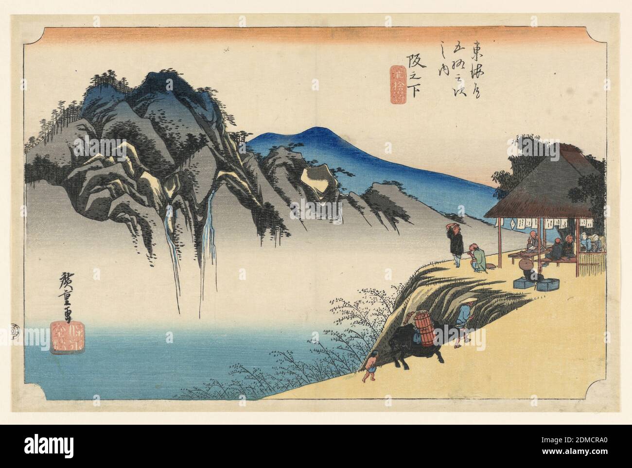 Saka-no-shita, in the 53 Stations of the Tokaido Road (Tokaido Gojusan Tsugi-no Uchi), Ando Hiroshige, japanisch, 1797–1858, Hoeido firm, Woodblock Print (Ukiyo-e) auf Maulbeerpapier (washi), Tusche mit Farbe, EIN Teehaus am Rand einer Klippe mit Gästen, die über das Tal auf eine Gruppe von Wasserfällen blicken. Japan, ca. 1834, Landschaften, Drucken Stockfoto