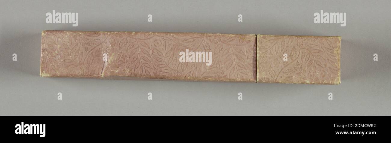 Fächerkoffer, Medium: Geschnitztes Holz, Fächerkoffer ist eine rechteckige Holzkiste mit Blumenmuster und japanischer Inschrift an einem Ende., Japan, 19. Jahrhundert, Kostüm & Accessoires, Fächerkoffer Stockfoto