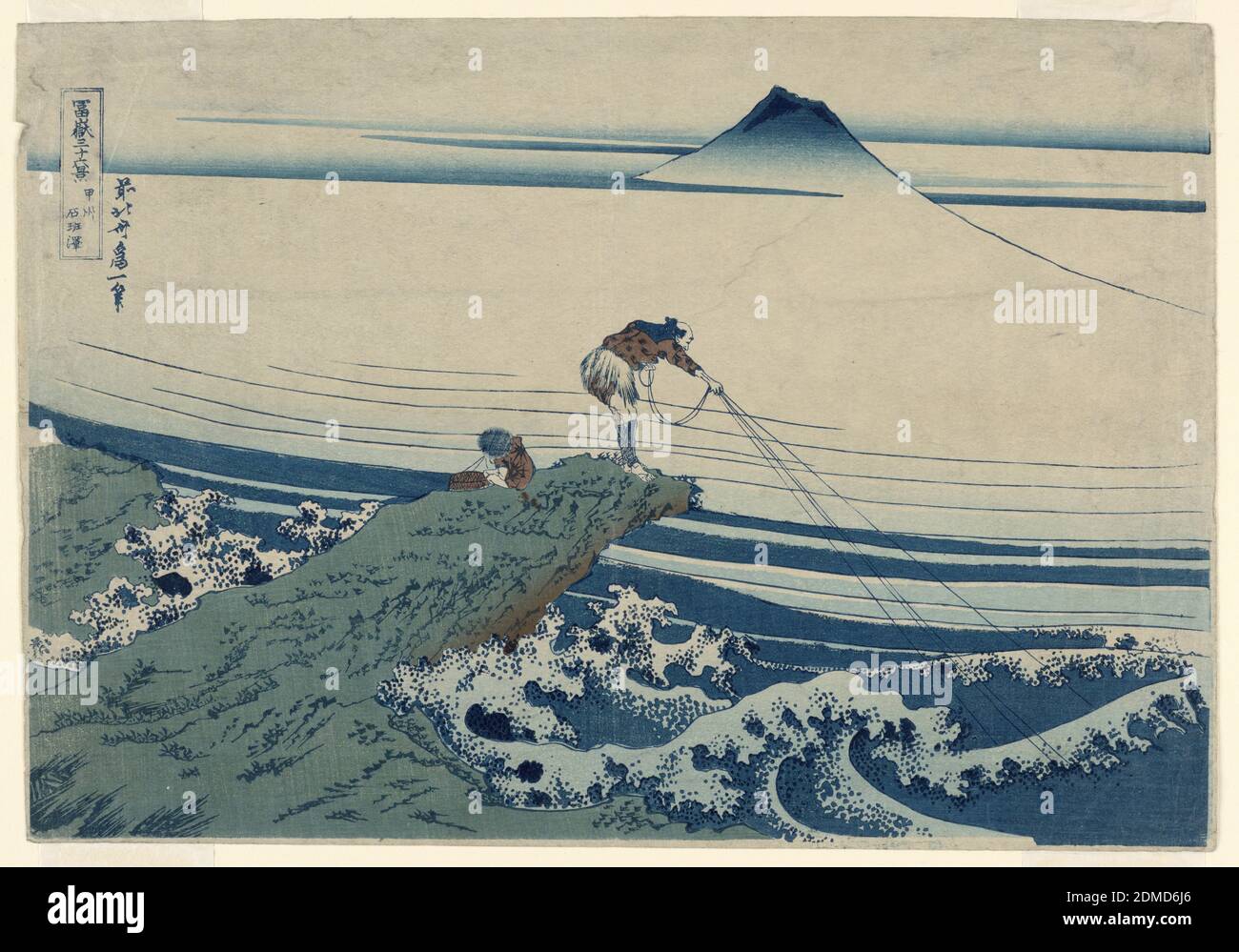Kajikazawa in der Provinz Kei (Koshu Kajikazawa) aus der Serie, 36 Ansichten des Mt. Fuji, Katsushika Hokusai, 1760 – 1849, Eijudo, Holzschnitt in farbiger Tinte auf Papier, EIN Fischer und sein junger Lehrling sitzen auf einer überhängenden Klippe, die von heftigen Wellen zerquetscht wird. Das schäumende Wasser ähnelt dem der berühmten Great Wave vor Kanagawa. Die Gelassenheit des Mt. Fuji, der über den Nebel steigt, gleicht die turbulenten Meere aus. Die Haltung des Fischers und seine verlängerten Linien, ausgeworfen, kopieren die Dreiecksform des Mt. Fuji. Diese Symmetrie ist oft in vielen von Hokusais Drucken zu sehen. Stockfoto