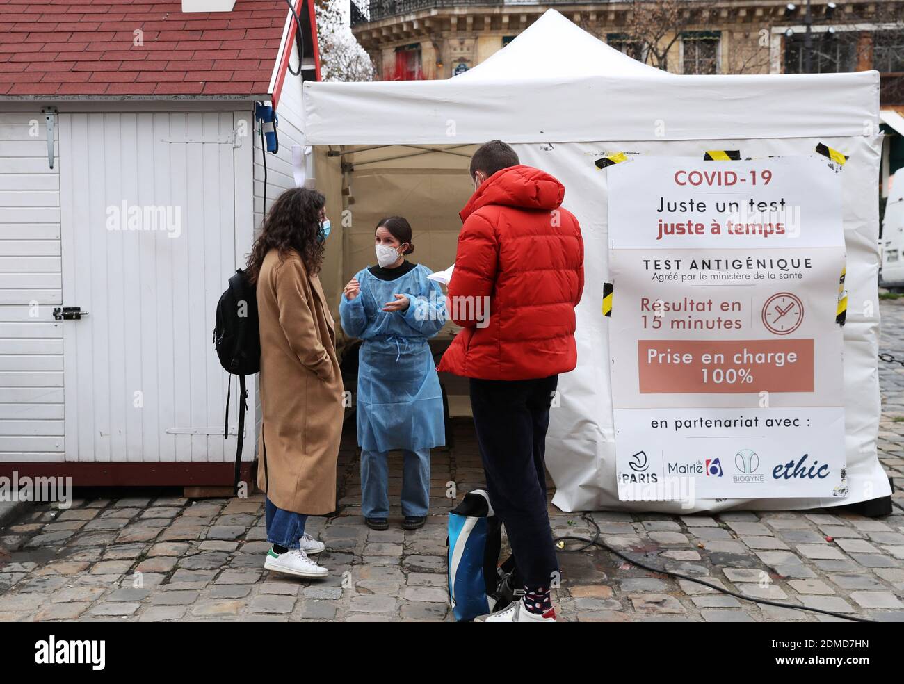 Paris, Frankreich. Dezember 2020. Eine Krankenschwester spricht mit Menschen vor einem Testzelt in Paris, Frankreich, 16. Dezember 2020. Die französischen Gesundheitsbehörden meldeten am Mittwoch 17,615 neue COVID-19-Infektionen in den letzten 24 Stunden, die größte Tageszunahme seit November 21. Kredit: Gao Jing/Xinhua/Alamy Live Nachrichten Stockfoto