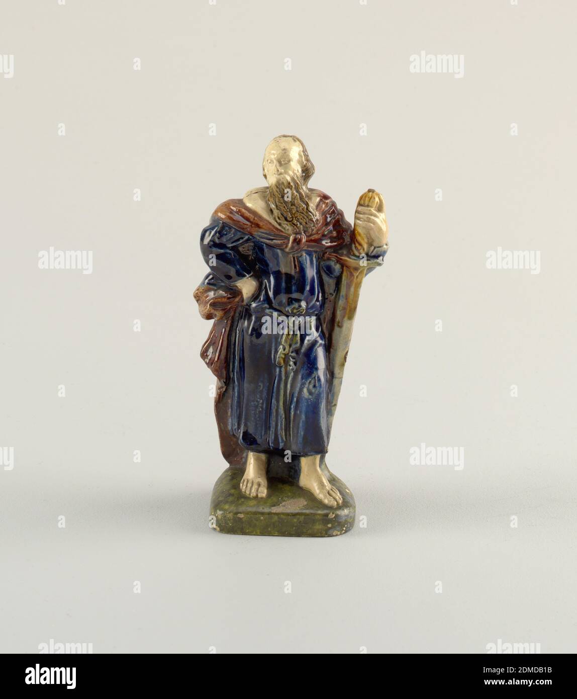 St. Paul, bleiverglaste Steingut, stehende Figur des Heiligen Paulus auf einem großen Breitschwert lehnend, Kopf nach rechts der Figur gedreht. Rechte Hand auf Hüfte. Blaue Robe, brauner Umhang mit weißem Kragen. Auf gefleckten grünen Sockel., Frankreich, Ende des 16. Jahrhunderts, Keramik, Dekorative Kunst, Figur, Figur Stockfoto