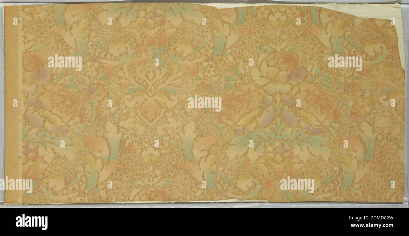 Seitenwand, maschinenbedruckt mit gravierten Walzen, symmetrisches Design inspiriert von Damast-Muster. Blumensträuße von Rosen in wechselnden Reihen. Akanthus Blätter umkreisen sie. Das gesamte Papier ist geprägt, um eine grobe Webart wie Mönchstuch zu simulieren. Gedruckt am Rand: 'USA 3780, Anschnitt.' Gedruckt in sanften Pastellfarben auf tiefem cremefarbenen Hintergrund, der die Arbeit mit Stipple simuliert., USA, 1905–15, Wallcoverings, Sidewall Stockfoto