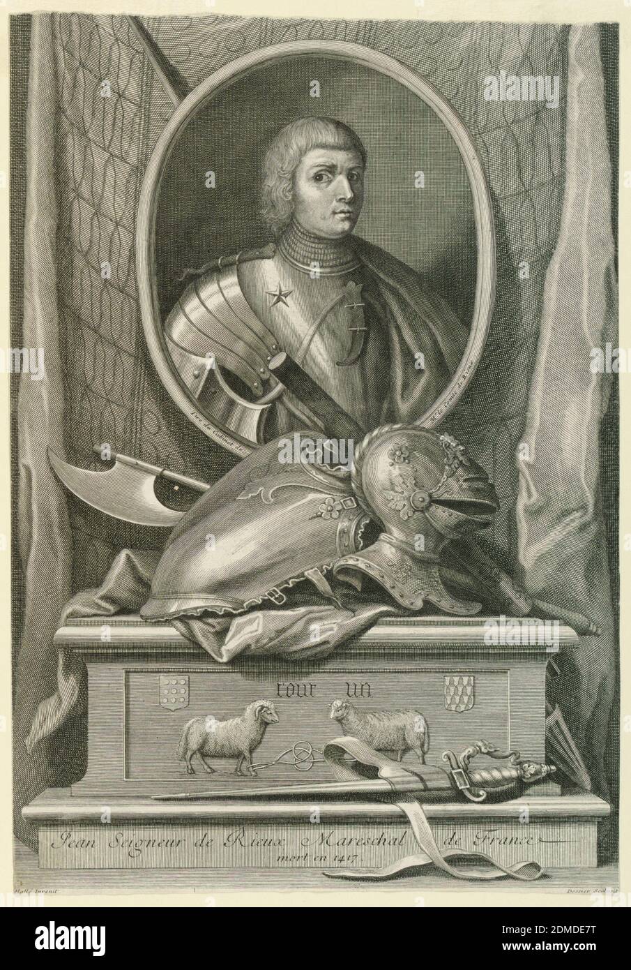 Porträt von Jean de Rieux, Marschall de France (1342-1417), Michel Dossier, Französisch, 1684 - 1750, Claude Guy Hallé, Französisch, 1652 - 1736, Gravur auf Papier, Porträt als Teil eines Denkmals dargestellt. Das Porträt zeigt in halber Länge einen jungen Mann in Rüstung. Sein Körper ist leicht nach rechts gedreht, er freut sich. Das Porträt in einem ovalen Rahmen wird über einer Brust (Altar?) aufgehängt Auf die die Waffen gehäuft sind. Im Hintergrund, Vorhänge., Frankreich, 1720-1730, Print Stockfoto