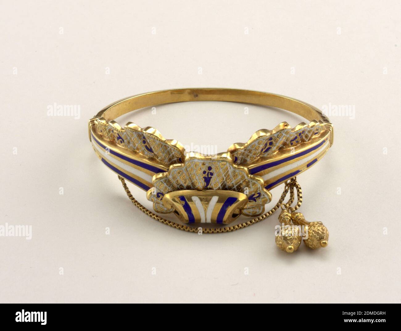 Armband, Gold, Emaille, Armband mit Scharnieren mit Verschluss; Design von Scroll und Spitze Rüschen; feine Kette mit zwei goldenen Anhängern., USA, Mitte des 19. Jahrhunderts, Schmuck, Dekorative Künste, Armband Stockfoto