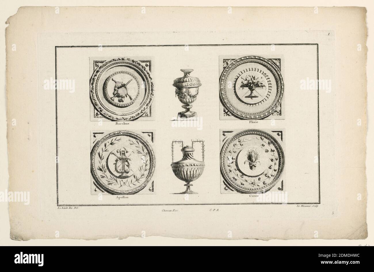 Soffits und Vasen, Platte 5 aus 'Cahier de Trophées, Soffites et Vases', Parte IX, Cahier I, Richard de Lalonde, französisch, aktiv 1780–96, C. le Meunnié, französisch, aktiv 1768 - 1796, Gravieren auf Papier, vier Soffits gewidmet Bacchus, Flora, Apollo und Ceres, mit entsprechenden Attributen, Und zwei Vasen, eine mit Griffen. Unten die Namen der Gravierer und Designer. Aus 'Cahier de Trophéesm Soffites et Vases,' parte IX, cahier I, planche 5., Frankreich, ca. 1780, Drucken Stockfoto