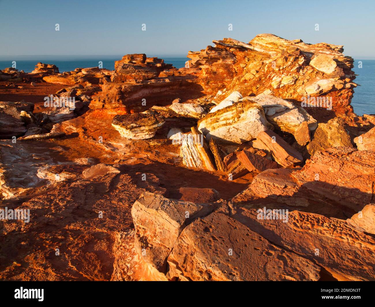 Rote Küstenklippen über dem Indischen Ozean bei Gantheaume Point, Broome, Western Australia Stockfoto