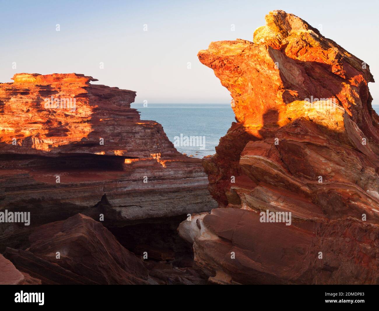 Rote Küstenklippen über dem Indischen Ozean bei Gantheaume Point, Broome, Western Australia Stockfoto