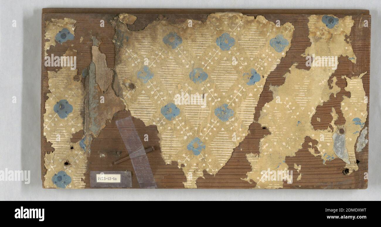 Seitenwand-Fragment, Blockdruckpapier, blaue und weiße Diamantwindel mit vereinfachten Blüten., möglicherweise USA, 1800–1825, Wandbedeckungen, Seitenwand-Fragment Stockfoto