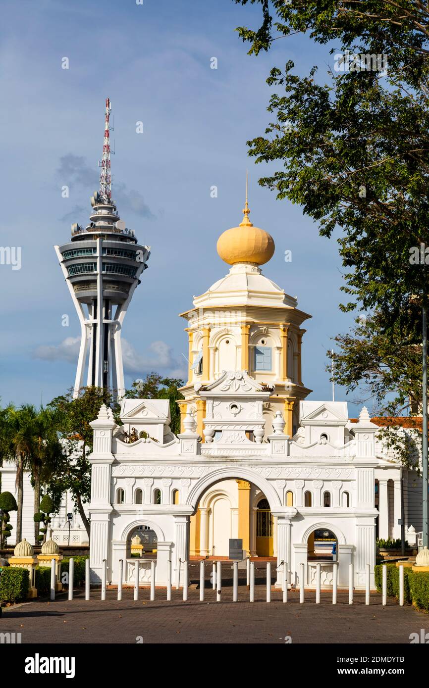 10. Januar 2020 - Alor Setar, Kedah, Malaysia: Straßenszene in Alor Setar in Malaysia mit dem Alor Setar Tower oder Menara Alor Setar im Hintergrund Stockfoto