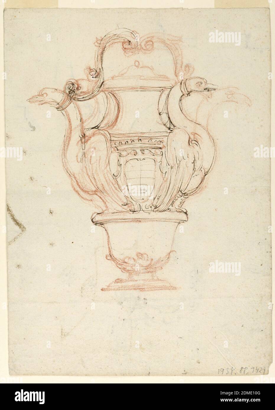 Recto: Design für eine Flasche mit Griff, rote Kreide, Stift und schwarze Tinte auf Papier; verso: Graphit, Stift und schwarze Tinte, Recto: Der untere Teil des Körpers der Flasche ist wie eine Schüssel geformt. Auf seinem Rand stehen zwei Schwäne, an deren Hälsen der Griff befestigt ist. Es werden alternative Vorschläge für die Haltung der Hälse gemacht. In der Mitte der Flasche ist ein gekrönter Escutcheon abgebildet. Verso: Oben eine Treppe, fünf Abschnitte von Entablaturen, mit Maßen, ein Plan von dekorativen Motiv, gebildet durch ein gleichseitiges Kreuz, und Kreise. Unten rechts, sechs Projekte, zwei Skizzen für Rahmen Stockfoto