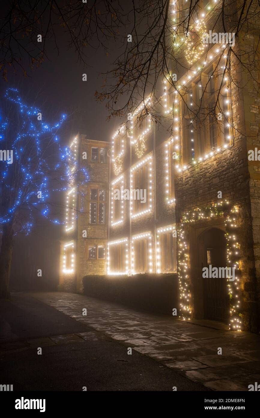 Winchester Hausschule weihnachtslichter in den späten Abend Nebel. Brackley, Northamptonshire, England Stockfoto