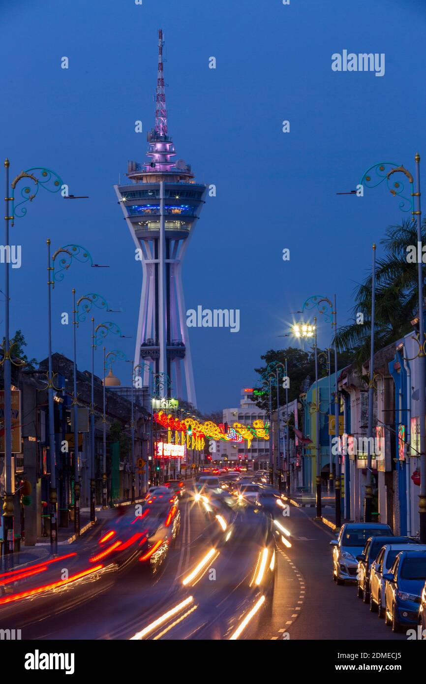 10. Januar 2020 - Alor Setar, Kedah, Malaysia: Straßenszene in Alor Setar in Malaysia mit dem Alor Setar Tower oder Menara Alor Setar im Hintergrund Stockfoto