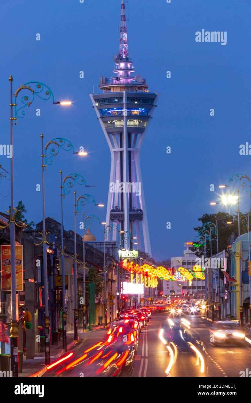 10. Januar 2020 - Alor Setar, Kedah, Malaysia: Straßenszene in Alor Setar in Malaysia mit dem Alor Setar Tower oder Menara Alor Setar im Hintergrund Stockfoto