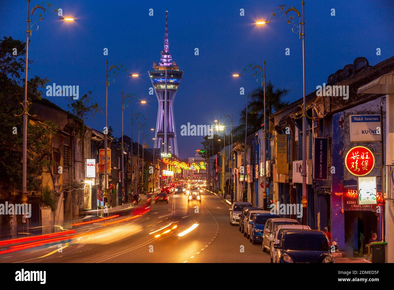 10. Januar 2020 - Alor Setar, Kedah, Malaysia: Straßenszene in Alor Setar in Malaysia mit dem Alor Setar Tower oder Menara Alor Setar im Hintergrund Stockfoto