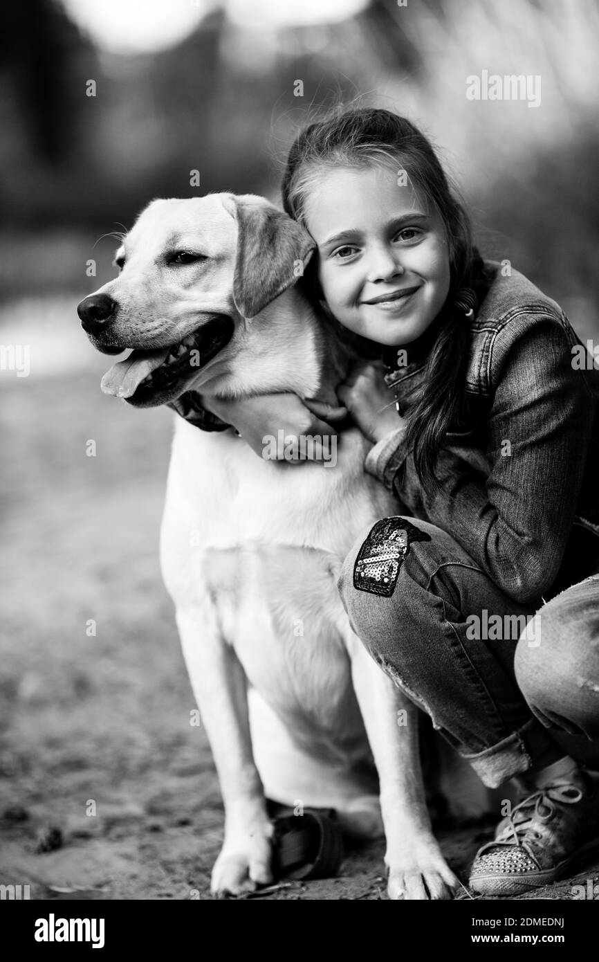 Teengirl mit ihrem Hund. Schwarzweiß-Foto. Stockfoto