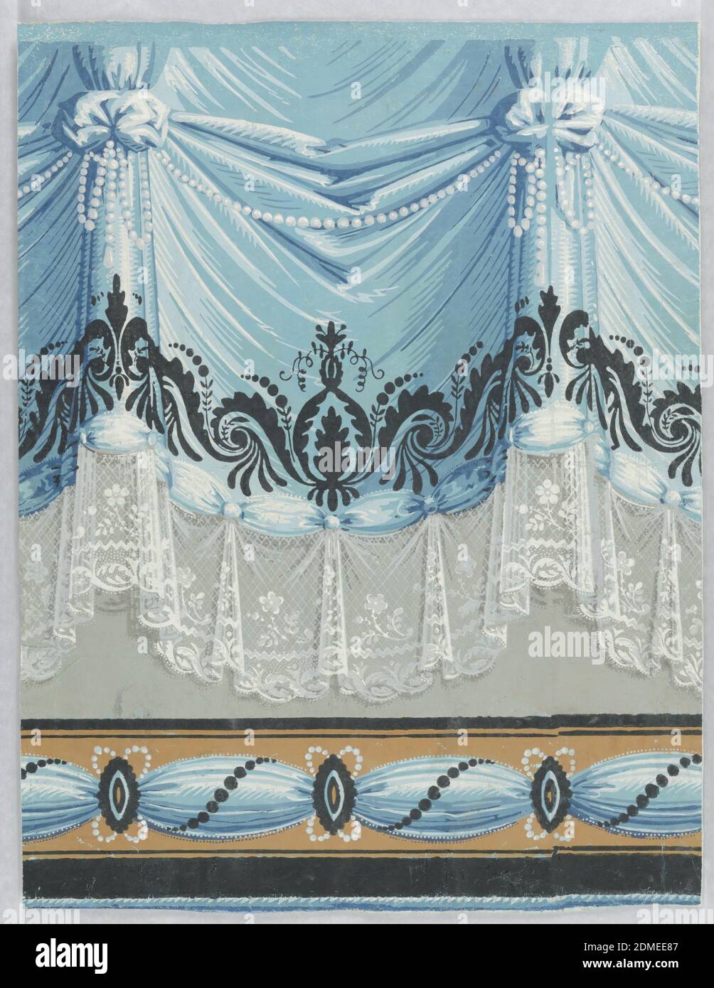 Bordüre, Block gedruckt auf handgefertigtem Papier, geraffte blaue Vorhänge mit Spitzenkante in Weiß. Blaues Band mit Medaillons entlang der unteren Kante gefangen; war wahrscheinlich dazu gedacht, ausgeschnitten werden, um als Stuhlschiene zu verwenden. Beide Motive sind mit weißen Perlen und schwarzem Scroll- und Perlendesign verziert., Frankreich, 1805–1815, Wandverkleidungen, Bordüre Stockfoto