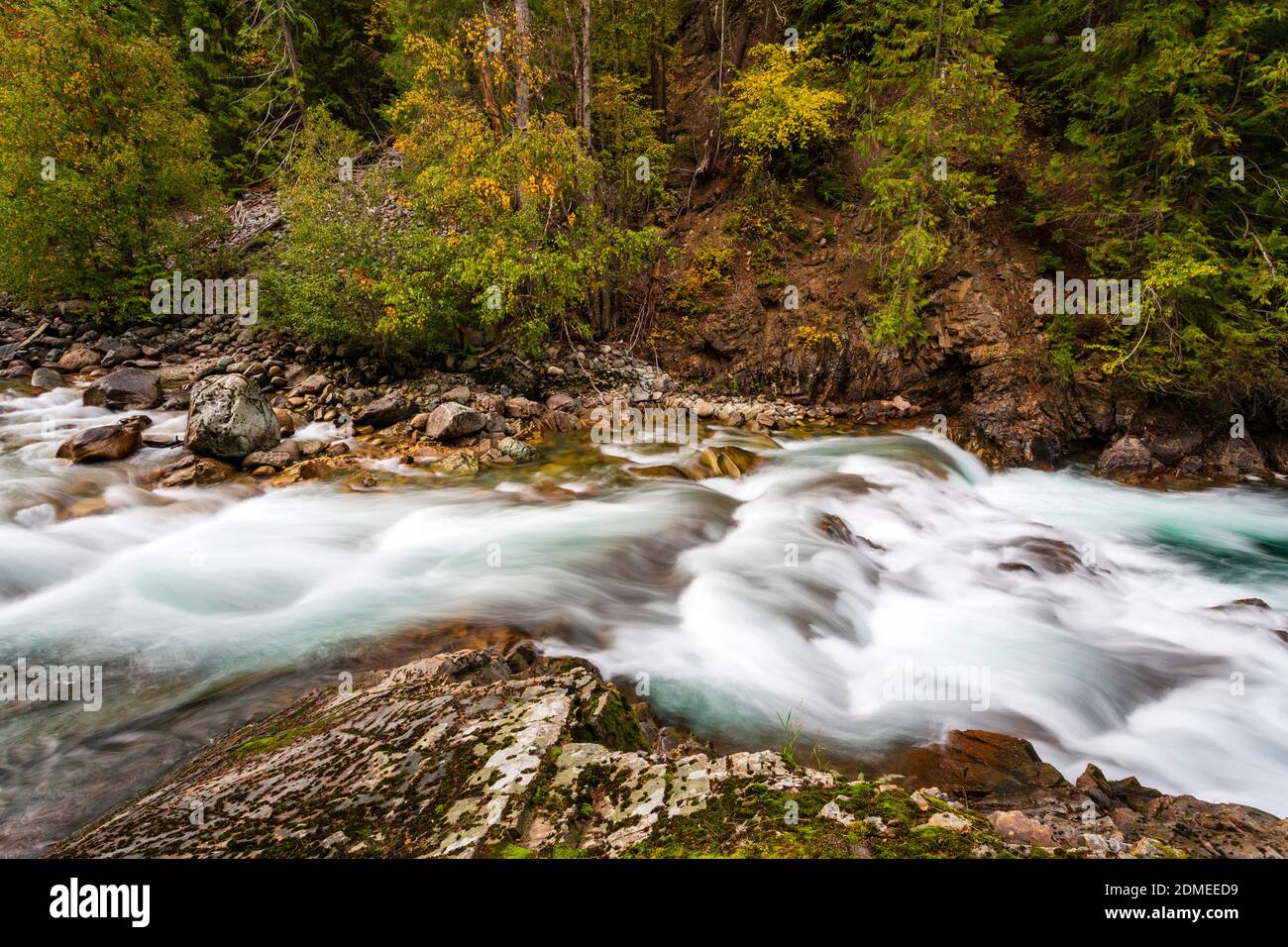 Kaslo River fließt in der Nähe des Dorfes Kaslo, British Columbia, Kanada. Stockfoto