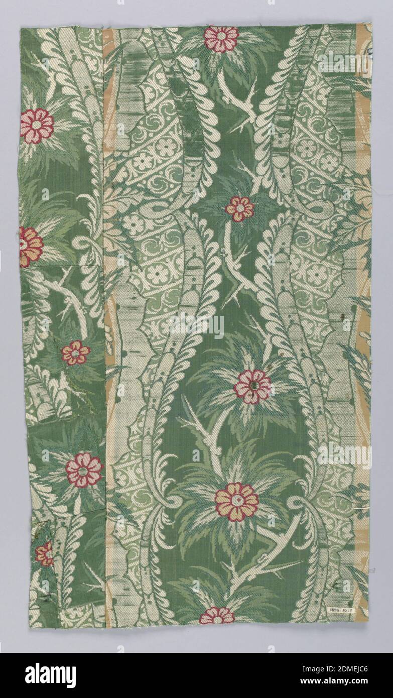 Fragment, Medium: Seidentechnik: Compound-Satin mit ergänzender Schussmuster (Brokat), Fragment aus gewebter Seide mit vertikalem Spitzenmuster mit Jakobsmuscheln in grün und grau mit rosa und orangen Blüten an dornigen Stielen. Stück bestehend aus sechs zusammengenähten Fragmenten., möglicherweise Italien, möglicherweise Spanien, Ende 17.–Anfang 18. Jahrhundert, gewebte Textilien, Fragment Stockfoto