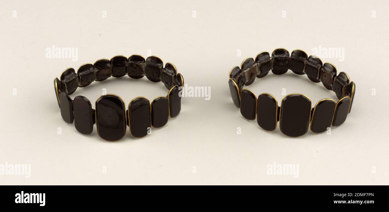 Armbänder, Glas, Gold, Zinn, Armbänder aus Placques aus Amethyst-Glas mit dunkler Rückseite der Paste in Gold montiert und aufgereiht auf elastischen., USA, Mitte des 19. Jahrhunderts, Schmuck, Dekorative Künste, Armbänder Stockfoto