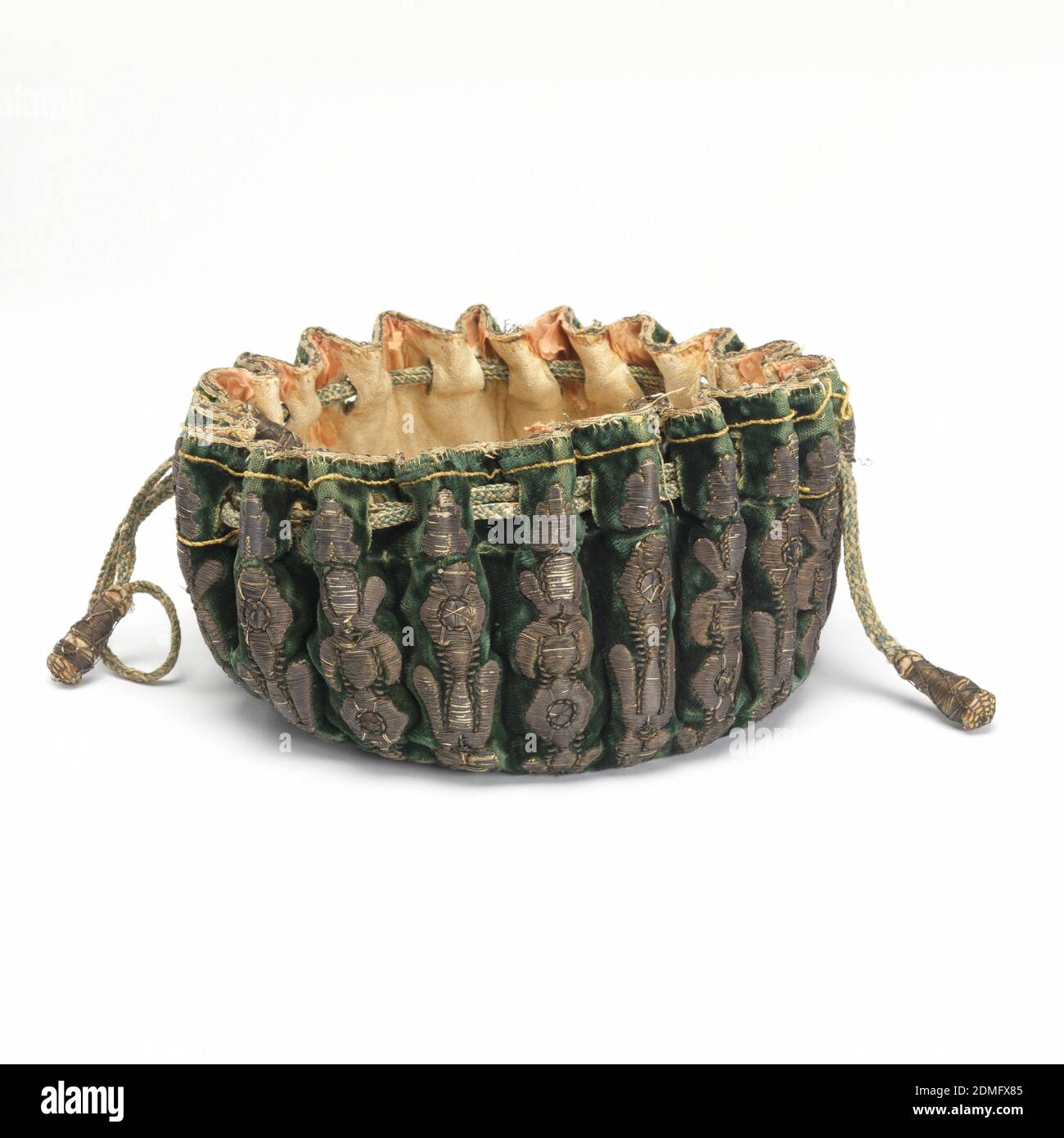 Spielbörse, Medium: Seide, Metalltechnik: Gestickt auf Satin und zusätzlichem Kettflor (Samt), Grüne Samttasche mit Leder gefüttert, mit grünem Zugband und Metalltassen. An den Seiten bestickt mit einem erhabenen Säulenmuster in Silber. Der Boden ist bestickt mit dem Wappen der Stadt Paris in korallenfarbener Seide und Metallfäden., Frankreich, 17. Jahrhundert, Kostüm & Accessoires, Gaming Geldbörse Stockfoto