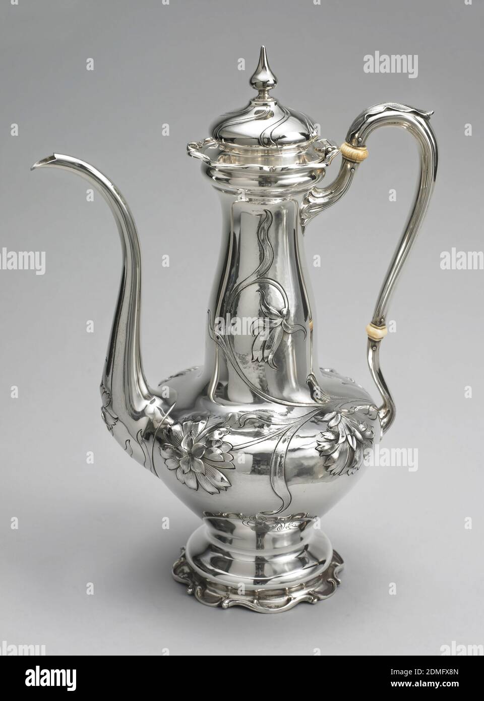 Kaffeeservice, Gorham Manufacturing Company, Providence, Rhode Island, USA, gegründet 1818, Silber, Vergoldung, Repousse und mit Blumen und Ranken gejagt, a=Tablett, b= Creamer, vergoldeter Innenraum, c= Kaffeekanne; alle eingraviert mit interlaced Monogramm: ECM. Markierungen: Löwe, Anker, G., von ledger, a:shaped ractangular Tablett mit ausgeschnittenen Griffen eingraviert auf der Unterseite "präsentiert von den Attachés des Sheriff's Office of New York County in den Jahren 1902–1903 an Edward C. Moen unter Sheriff", B. Kaffeekanne mit hohem Hals, schlankem Auslauf und gebogenem Griff mit Elfenbeinringen. Gewölbter, klappbarer Deckel mit Endkappe Stockfoto