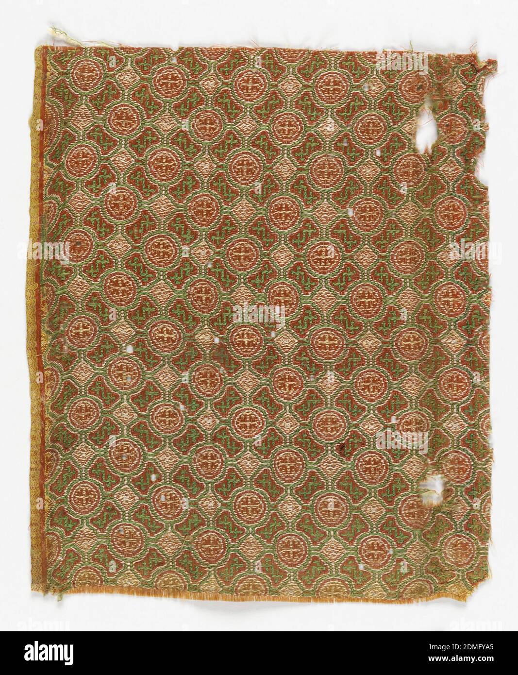 Fragmente, Medium: Seide Technik: Leinwandbindung, a) Roter Boden mit Rautenmuster mit Blumen und Quadraten. Große Chrysanthemen. Muster in blau, grün und rot. Die Kanten sind mit schwarzem Stoff und weißen Stichen fertig., b) roter Boden mit überall kleinen grünen Gittermuster aus abwechselnd Kreisen und Diamantschliffen. Die Kreise enthalten ein chinesisches Zeichen. Diamanten enthalten eine unleserliche geometrische Form., China, 18.–19. Jahrhundert, gewebte Textilien, Fragmente Stockfoto