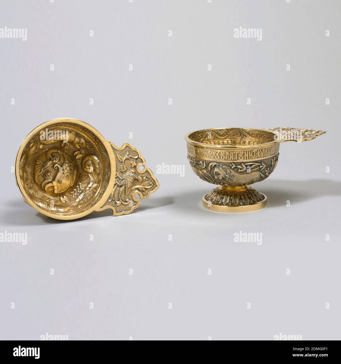 Bratina (zeremonielles Gefäß), Stand und Tcharkas (Becher), Pavel Akinov  Ovchinnikov, Russisch, aktiv 1853 - ca. 1917, erhoben, repussé, gejagt, Und  graviert Paket-vergoldet Silber, Parcel-vergoldet Silber bratina mit Stand  und sechs Tcharkas, mit