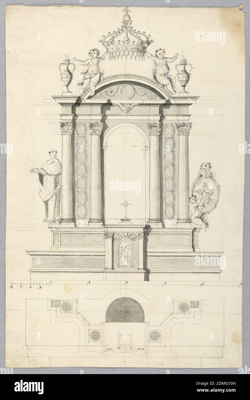 Die Erhebung eines Altars Retable und der Plan für einen Altar Retable, schwarze Kreide, Stift und schwarze Tinte, Pinsel und grau und schwarz Aquarelle auf Papier gelegt., Vertikales Rechteck zeigt Höhe. Oben steht ein Tabernakel, der die Verkündigung an seiner Tür zeigt, in der Mitte einer Kante und an der Basis des Retabels. Sie hat die Form einer Aedicula mit vier eingebetteten Säulen. Auf jeder Seite befinden sich zwei Reihen mit sieben ovoidalen Rahmen. Ein heiliger steht auf der linken Seite. Rechts sitzt ein Putto, der ein ovoidales Medaillon mit einem heiligen trägt. Ein kreisförmiger Giebel ist oben, flankiert von zwei Urnen Stockfoto