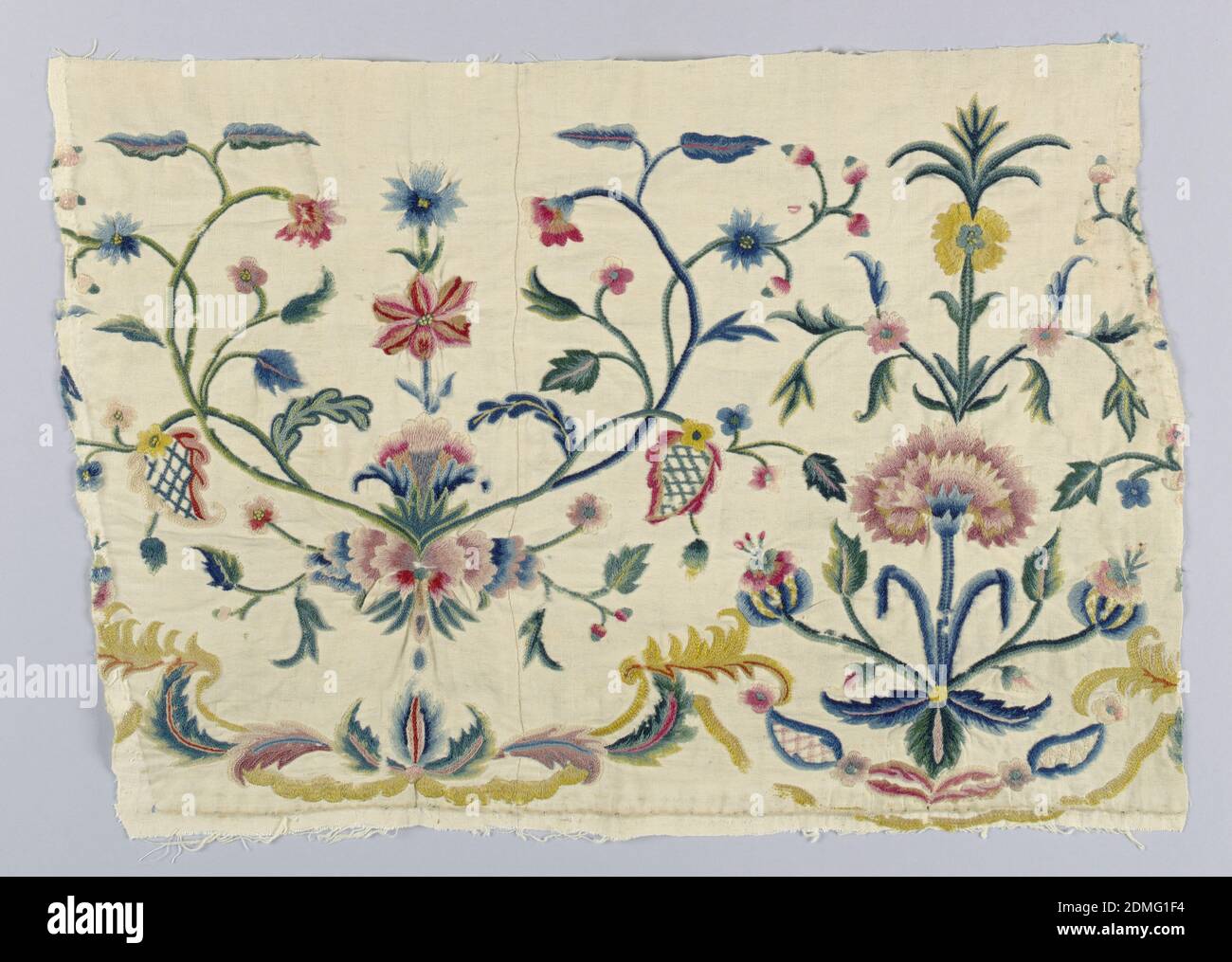 Textil, Medium: Wolle auf Baumwolle Technik: Crewel Wolle Stickerei, Weiße Baumwolle in farbigen Wolle gearbeitet; symmetrische Design von Blume und Rebe., Frankreich, 18. Jahrhundert, Stickereien & Nähte, Textil Stockfoto