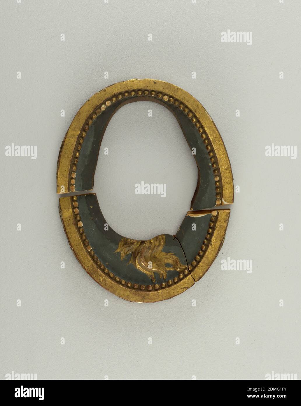Fragment, Medaillon, Holz, bemalt und vergoldet, in 3 Stücke gebrochen, möglicherweise Italien, Ende 18. Jahrhundert, Dekorative Künste, Fragment, Medaillon Stockfoto