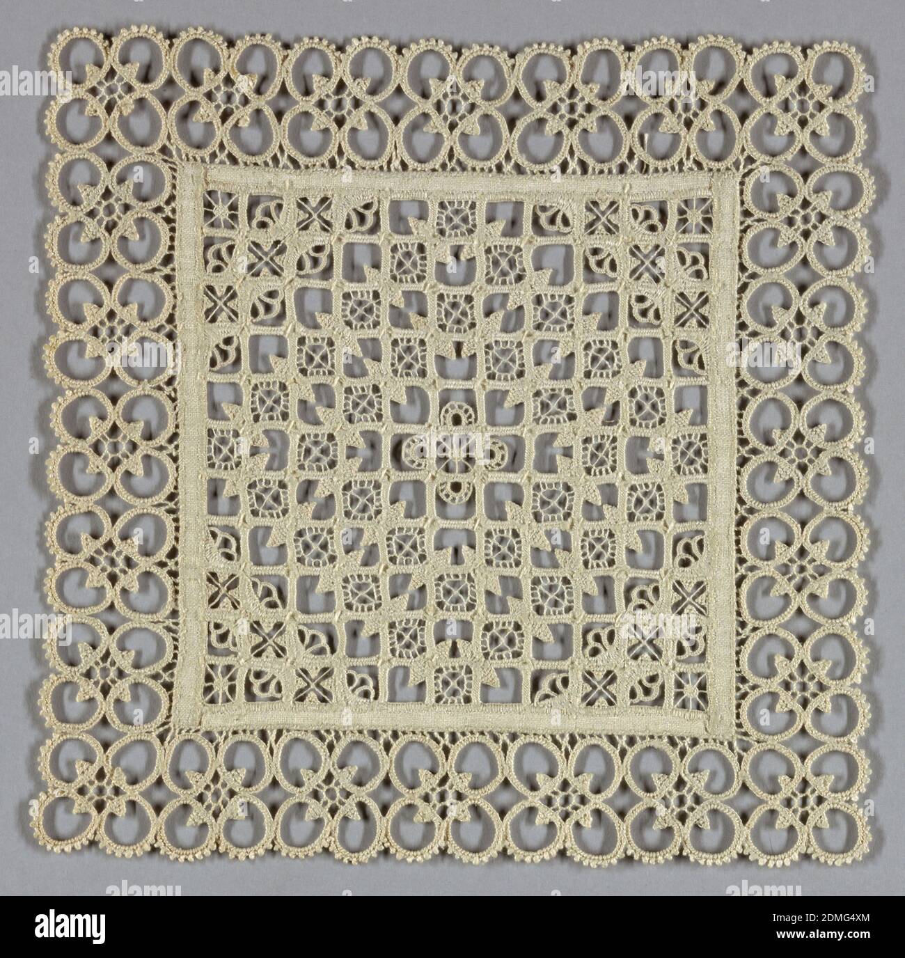 Quadrat, Mittel: Leinentechnik: Gitter aus zurückgezogenem Element und Nadelspitze mit Einfassung verschiedener Nadelspitze, genannt Hedebo (siehe Anmerkungen), zentrales Quadrat aus zurückgezogenem Element mit einem geometrischen Muster von Quadraten. Ecken des Quadrats stärker gearbeitet, um eine Diamantform innerhalb des Quadrats zu schaffen. Border besteht aus einer Reihe von Kreisen, die Quatrefoils bilden., Dänemark, Ende des 19. Jahrhunderts, Spitze, Quadrat Stockfoto