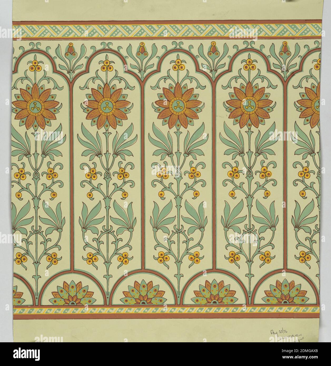 Frieze, maschinenbedrucktes Papier, schmale Bänder mit geometrischem Ornament oben und unten. Lange schmale Platten, trefoil-headed, mit konventionalisierten axialen Passionsblume gesetzt, über kleinen tangentialen Halbkreisen, die konventionelle Halbwasserlilien umschließen. Papier geprägt mit kieseliger Figur., Farbe: Blau, braun und rot-violett., verwendet als Fries mit 1939-45-7, wahrscheinlich England, ca. 1880, Wandverkleidungen, Frieze Stockfoto