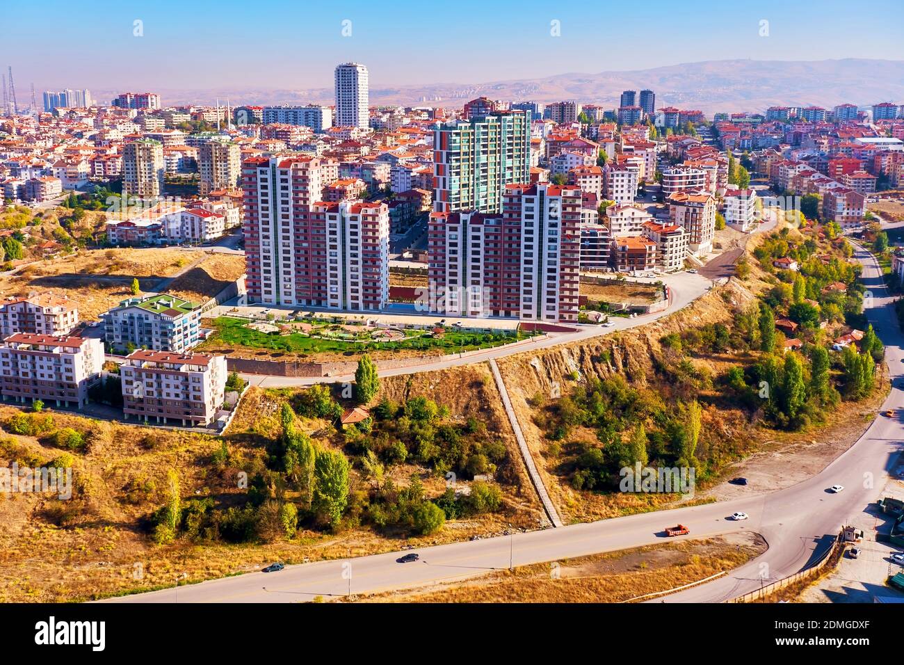 Ankara, Türkei - November, 2020: Neue moderne Siedlungsgebäude in einem alten Stadtbezirk von Gaziosmanpasa, Cankaya, Ankara, Türkei Stockfoto